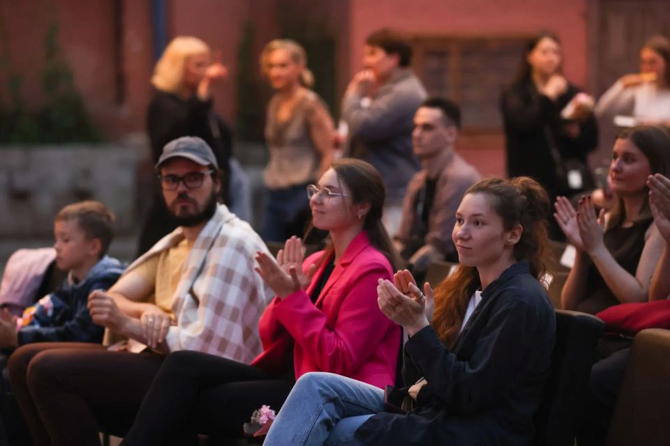 Летний кинодворик открыт. Теплые вечера большого экрана на улице стартовали автобиографической драмой Рауля Гейдарова «День рождения Сидни Люмета» Летний кинодворик открыт. Теплые вечера большого экрана на улице стартовали автобиографической драмой Рауля Гейдарова «День рождения Сидни Люмета»