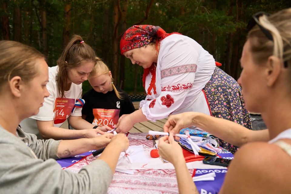 В День России на лыжной базе «Снежинка» прошёл красочный семейный забег — настоящий праздник для жителей нашего округа! В День России на лыжной базе «Снежинка» прошёл красочный семейный забег — настоящий праздник для жителей нашего округа!