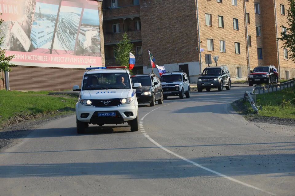 Автопробег ко Дню России. Празднование Дня России в городском посёлке Северо-Енисейский завершилось эффектно - ярким автопробегом! Автоколонна стартовала от крытой хоккейной коробки и проехала по центральным улицам... Автопробег ко Дню России. Празднование Дня России в городском посёлке Северо-Енисейский завершилось эффектно - ярким автопробегом! Автоколонна стартовала от крытой хоккейной коробки и проехала по центральным улицам...