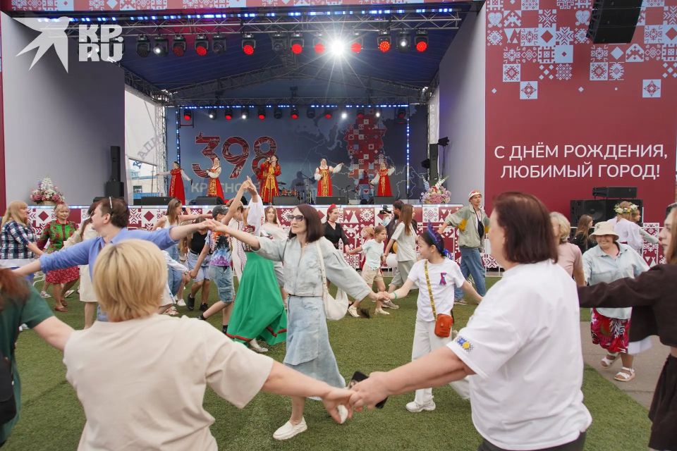 Кокошники, хороводы и лапта: как Красноярск отметил двойной праздник на набережной Енисея Кокошники, хороводы и лапта: как Красноярск отметил двойной праздник на набережной Енисея