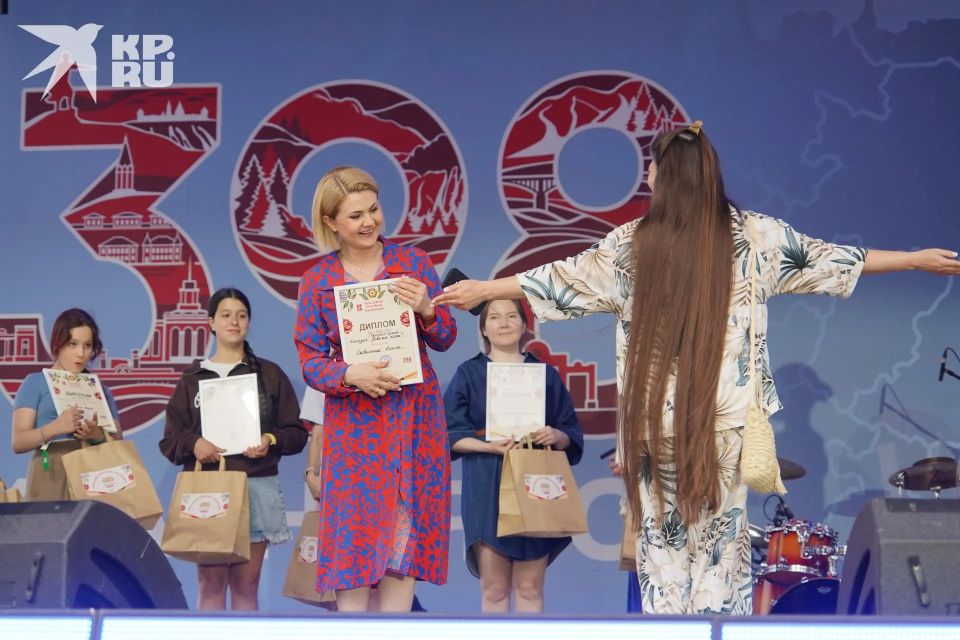 Кокошники, хороводы и лапта: как Красноярск отметил двойной праздник на набережной Енисея Кокошники, хороводы и лапта: как Красноярск отметил двойной праздник на набережной Енисея