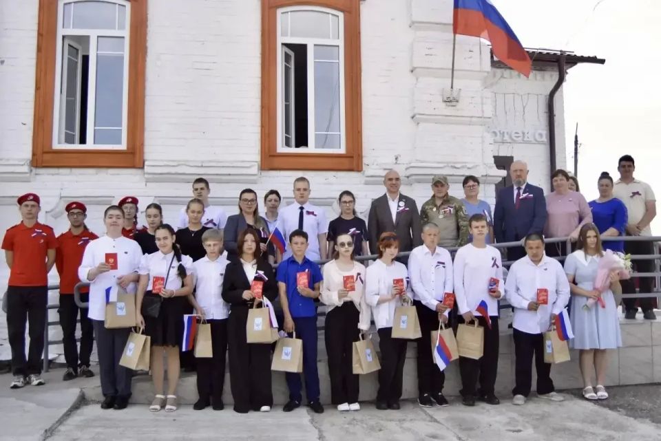 В День России юным жителям края вручили главный документ страны В День России юным жителям края вручили главный документ страны