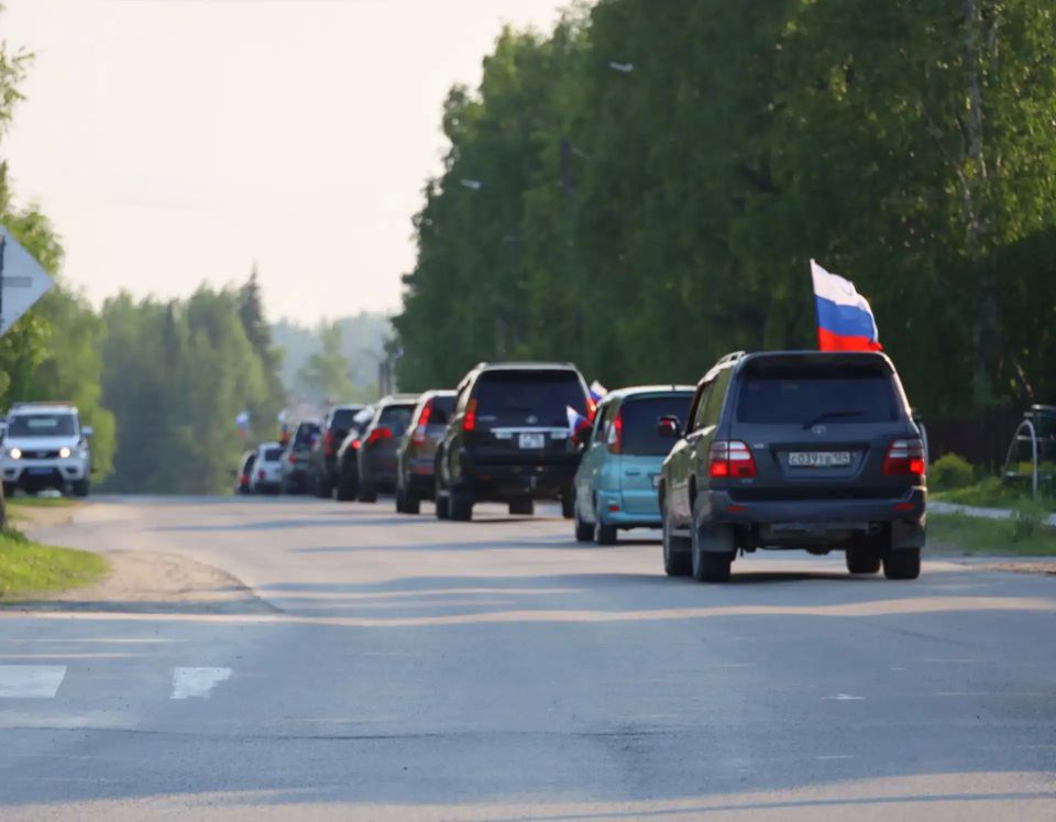Автопробег ко Дню России. Празднование Дня России в городском посёлке Северо-Енисейский завершилось эффектно - ярким автопробегом! Автоколонна стартовала от крытой хоккейной коробки и проехала по центральным улицам...