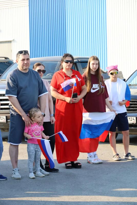 Автопробег ко Дню России. Празднование Дня России в городском посёлке Северо-Енисейский завершилось эффектно - ярким автопробегом! Автоколонна стартовала от крытой хоккейной коробки и проехала по центральным улицам... Автопробег ко Дню России. Празднование Дня России в городском посёлке Северо-Енисейский завершилось эффектно - ярким автопробегом! Автоколонна стартовала от крытой хоккейной коробки и проехала по центральным улицам...