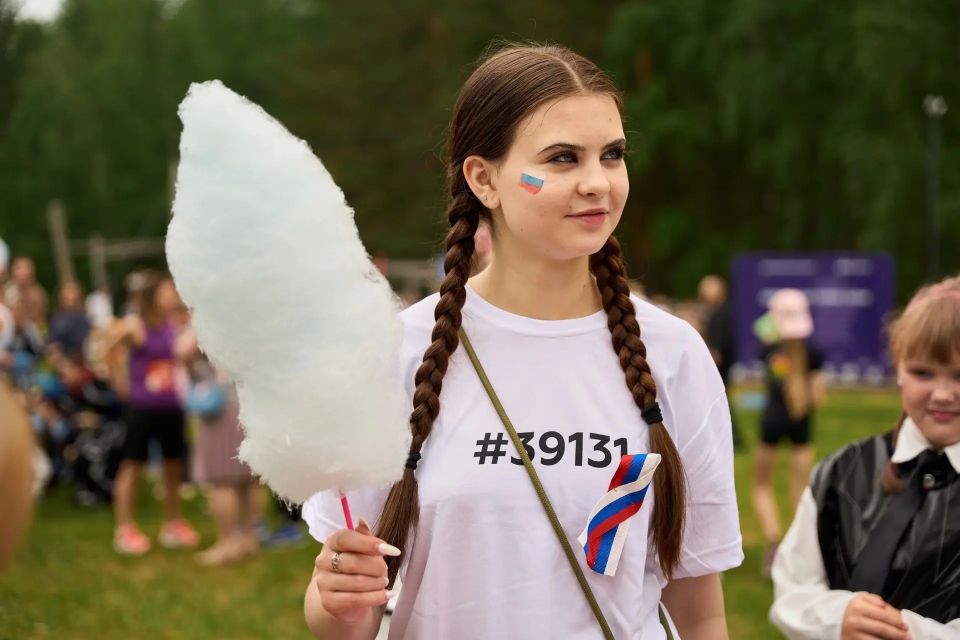 В День России на лыжной базе «Снежинка» прошёл красочный семейный забег — настоящий праздник для жителей нашего округа! В День России на лыжной базе «Снежинка» прошёл красочный семейный забег — настоящий праздник для жителей нашего округа!