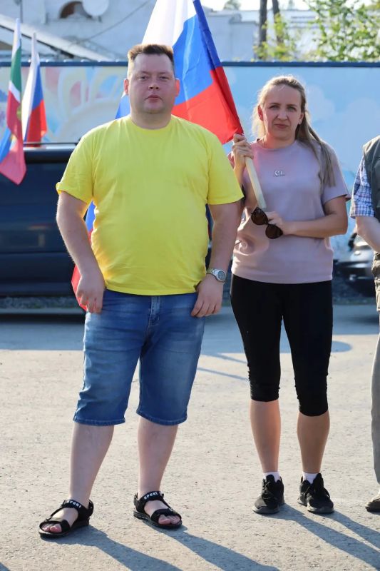 Автопробег ко Дню России. Празднование Дня России в городском посёлке Северо-Енисейский завершилось эффектно - ярким автопробегом! Автоколонна стартовала от крытой хоккейной коробки и проехала по центральным улицам... Автопробег ко Дню России. Празднование Дня России в городском посёлке Северо-Енисейский завершилось эффектно - ярким автопробегом! Автоколонна стартовала от крытой хоккейной коробки и проехала по центральным улицам...