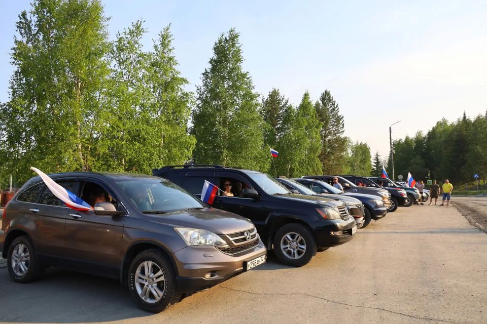 Автопробег ко Дню России. Празднование Дня России в городском посёлке Северо-Енисейский завершилось эффектно - ярким автопробегом! Автоколонна стартовала от крытой хоккейной коробки и проехала по центральным улицам... Автопробег ко Дню России. Празднование Дня России в городском посёлке Северо-Енисейский завершилось эффектно - ярким автопробегом! Автоколонна стартовала от крытой хоккейной коробки и проехала по центральным улицам...