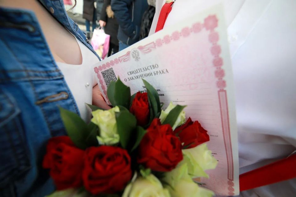 Новости наших соседей.. В столице Тувы молодожены за безалкогольную свадьбу получили 100 тысяч рублей. Такой подарок сделала администрация города Кызыла. В мэрии рассказали, что эта свадьба стала примером популяризации...