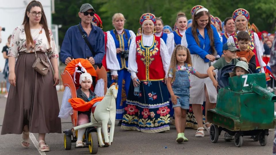 Красивые коляски, ценные призы и счастливые семьи Красивые коляски, ценные призы и счастливые семьи