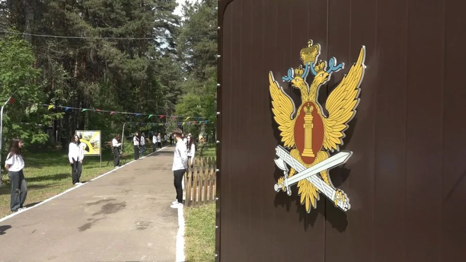 Депутат Ирина Иванова поздравила детей и родителей с открытием летнего сезона в «Республике Солнечной» Депутат Ирина Иванова поздравила детей и родителей с открытием летнего сезона в «Республике Солнечной»