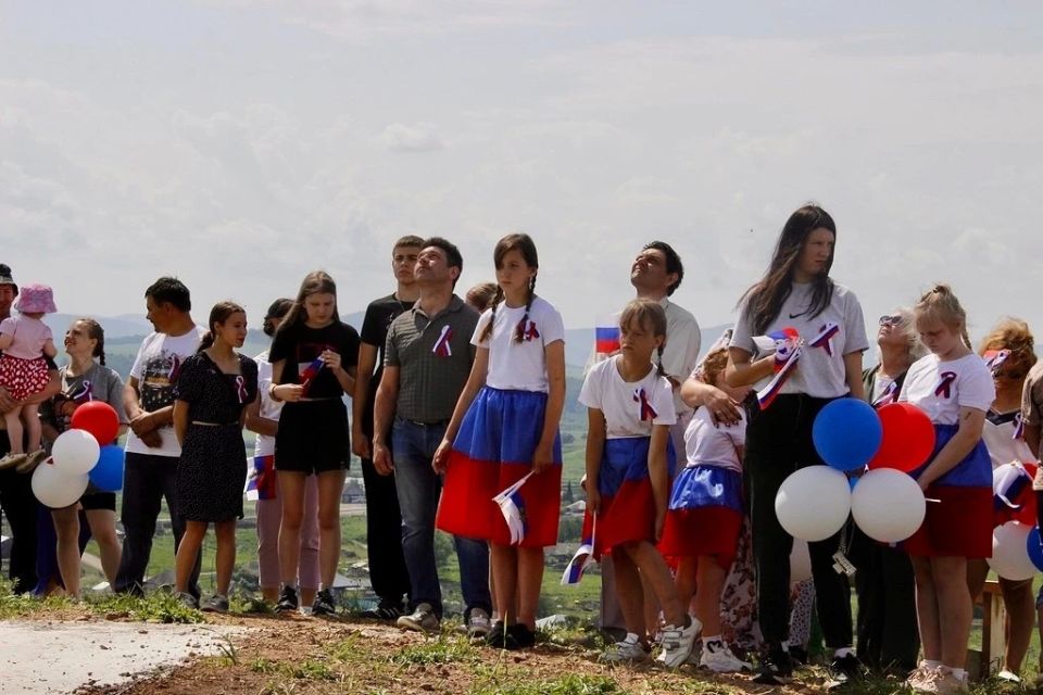 9-метровый триколор в честь защитников 9-метровый триколор в честь защитников