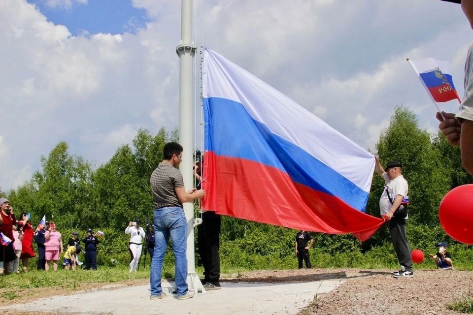 9-метровый триколор в честь защитников 9-метровый триколор в честь защитников