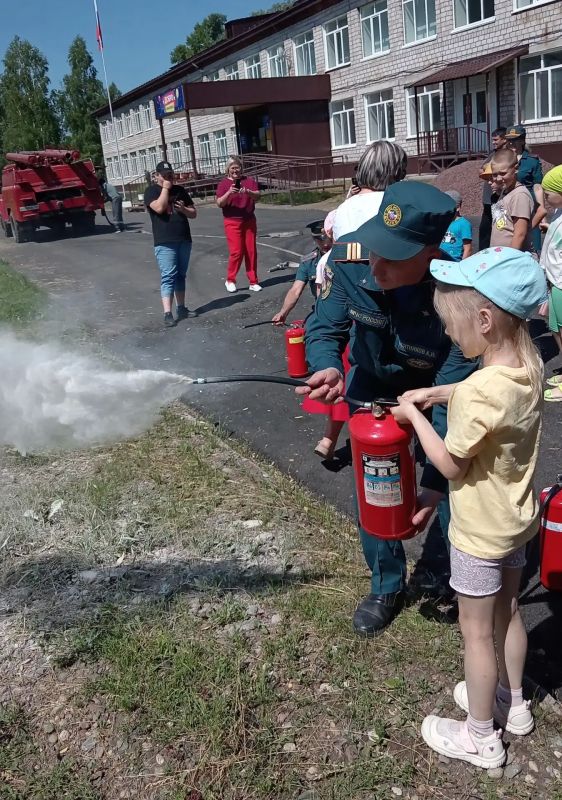 В гостях у «Теремка»: спасатели учили ребят побеждать огонь! В гостях у «Теремка»: спасатели учили ребят побеждать огонь!