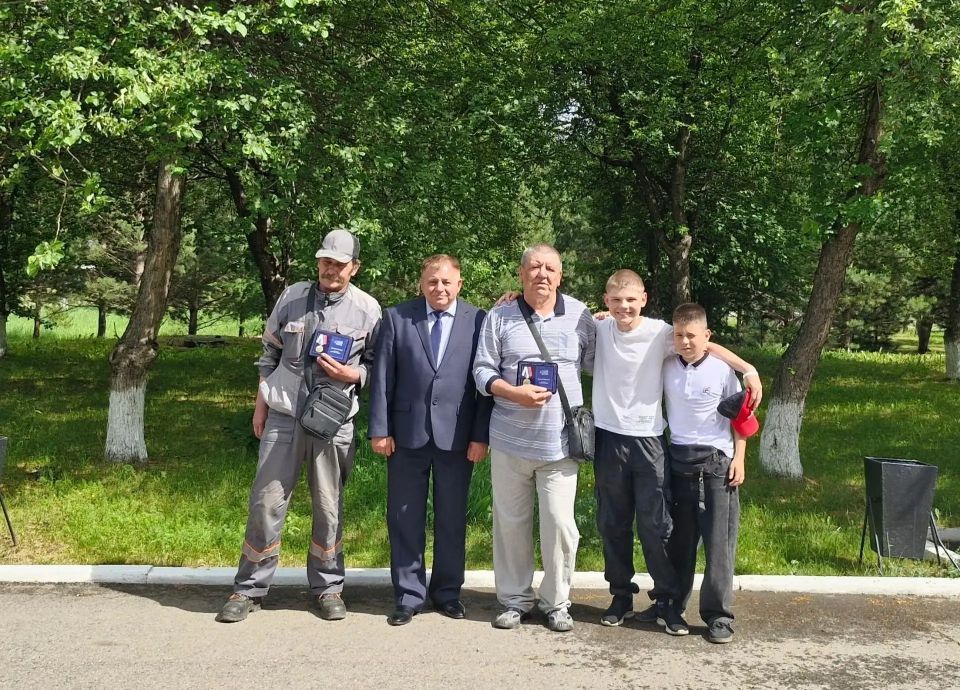 Спасибо отцам за сыновей. Глава ЗАТО п. Солнечный Сергей Мостаков вручил медаль общественного признания «Отец солдата» Якову Павловичу Обухову и Владимиру Николаевичу Павлову Спасибо отцам за сыновей. Глава ЗАТО п. Солнечный Сергей Мостаков вручил медаль общественного признания «Отец солдата» Якову Павловичу Обухову и Владимиру Николаевичу Павлову