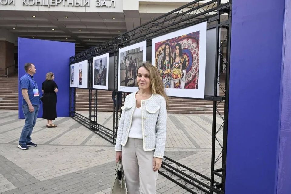 Уличная фотовыставка, посвященная Году единства народов России, открылась на площади перед Большим концертным залом Уличная фотовыставка, посвященная Году единства народов России, открылась на площади перед Большим концертным залом