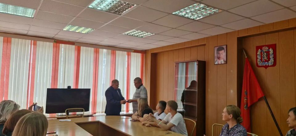 Спасибо отцам за сыновей. Глава ЗАТО п. Солнечный Сергей Мостаков вручил медаль общественного признания «Отец солдата» Якову Павловичу Обухову и Владимиру Николаевичу Павлову Спасибо отцам за сыновей. Глава ЗАТО п. Солнечный Сергей Мостаков вручил медаль общественного признания «Отец солдата» Якову Павловичу Обухову и Владимиру Николаевичу Павлову