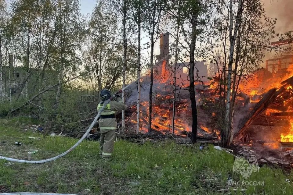 В городе Игарке пожарные тушили двухэтажное здание