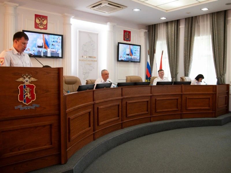 Начальник ГУ МВД России по Красноярскому краю генерал-лейтенант полиции Александр Соловьёв наградил отличившихся сотрудников Начальник ГУ МВД России по Красноярскому краю генерал-лейтенант полиции Александр Соловьёв наградил отличившихся сотрудников