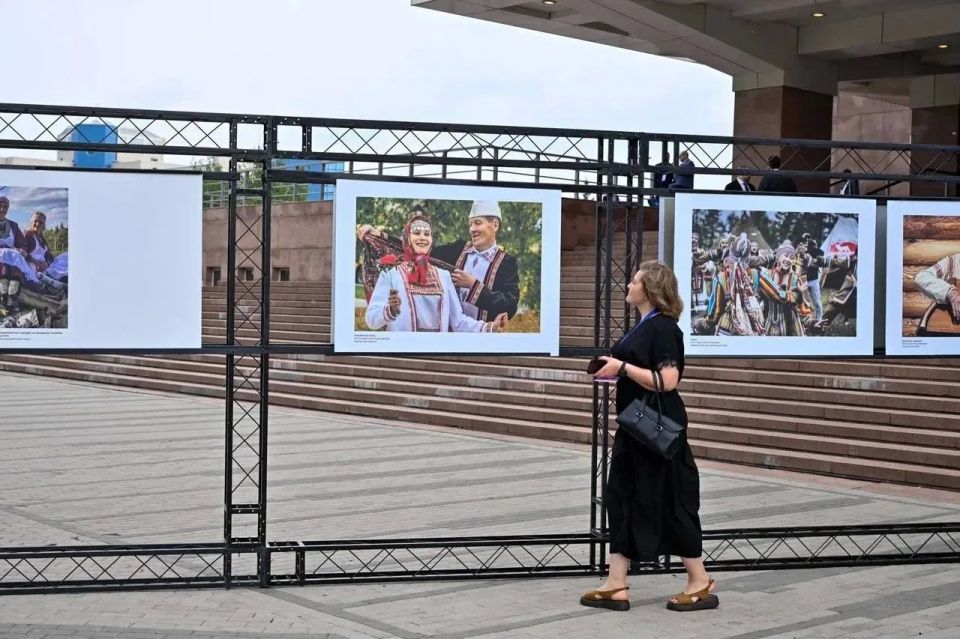 Уличная фотовыставка, посвященная Году единства народов России, открылась на площади перед Большим концертным залом Уличная фотовыставка, посвященная Году единства народов России, открылась на площади перед Большим концертным залом