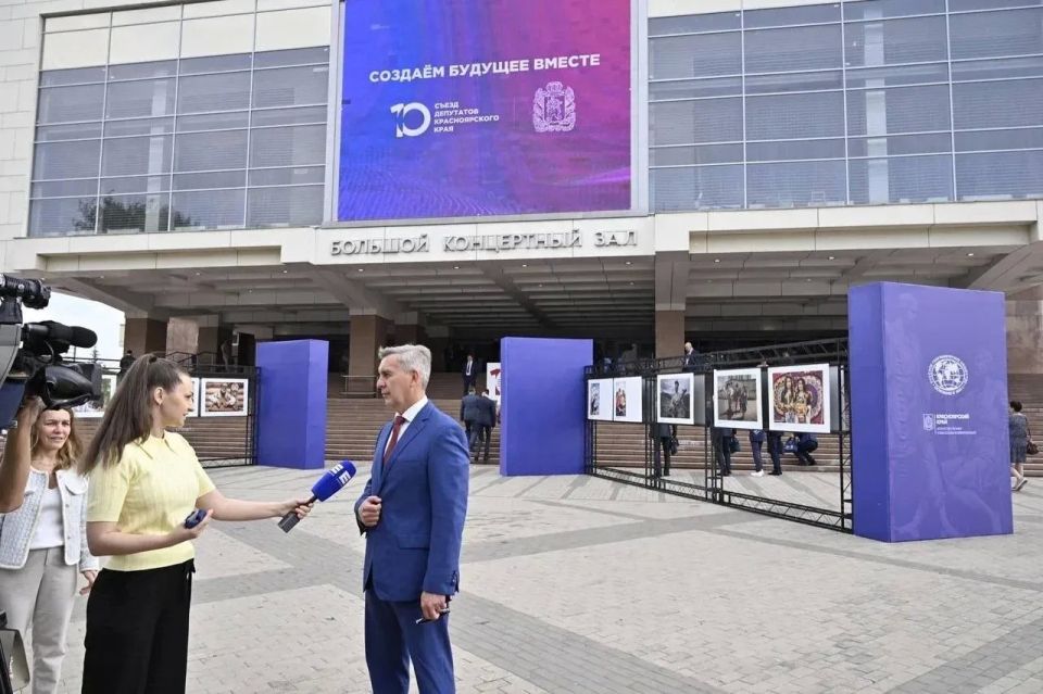Уличная фотовыставка, посвященная Году единства народов России, открылась на площади перед Большим концертным залом Уличная фотовыставка, посвященная Году единства народов России, открылась на площади перед Большим концертным залом