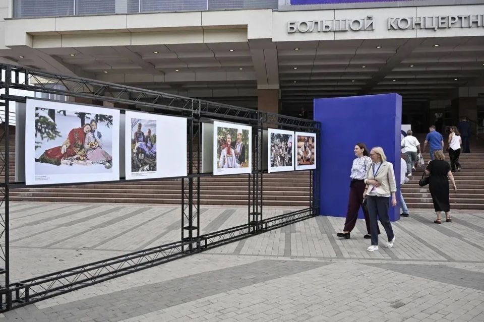 Уличная фотовыставка, посвященная Году единства народов России, открылась на площади перед Большим концертным залом