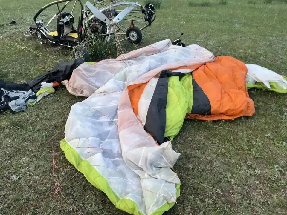 В Хакасии после падения паралёта погиб пилот В Хакасии после падения паралёта погиб пилот