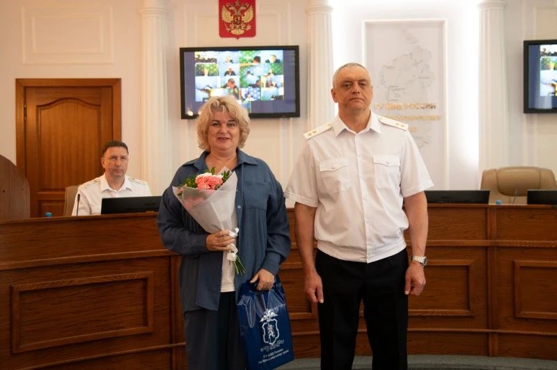 Начальник ГУ МВД России по Красноярскому краю генерал-лейтенант полиции Александр Соловьёв наградил отличившихся сотрудников Начальник ГУ МВД России по Красноярскому краю генерал-лейтенант полиции Александр Соловьёв наградил отличившихся сотрудников