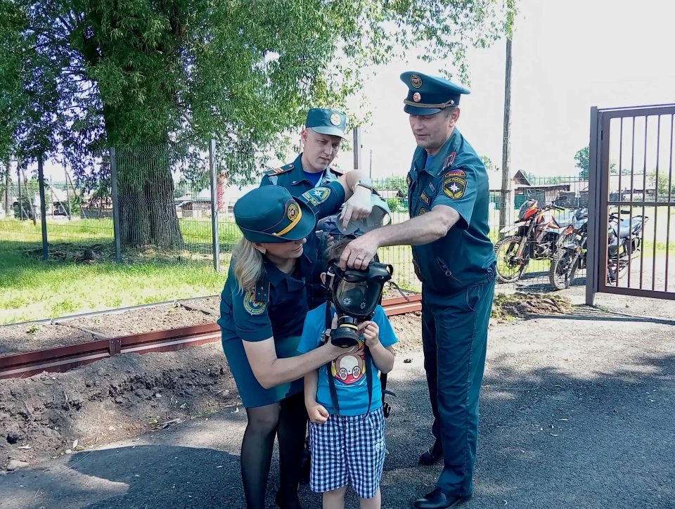 В гостях у «Теремка»: спасатели учили ребят побеждать огонь! В гостях у «Теремка»: спасатели учили ребят побеждать огонь!