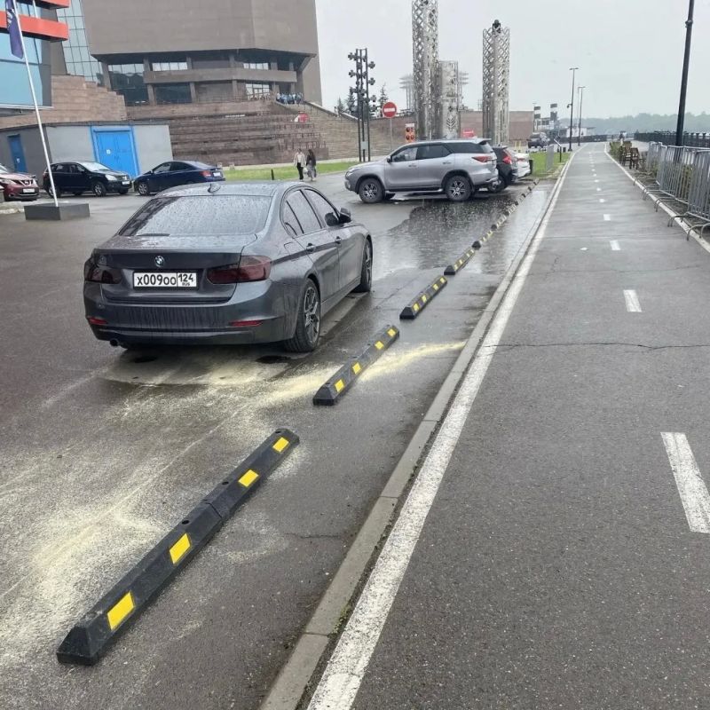 Велодорожку на Центральной набережной освободили от машин Велодорожку на Центральной набережной освободили от машин