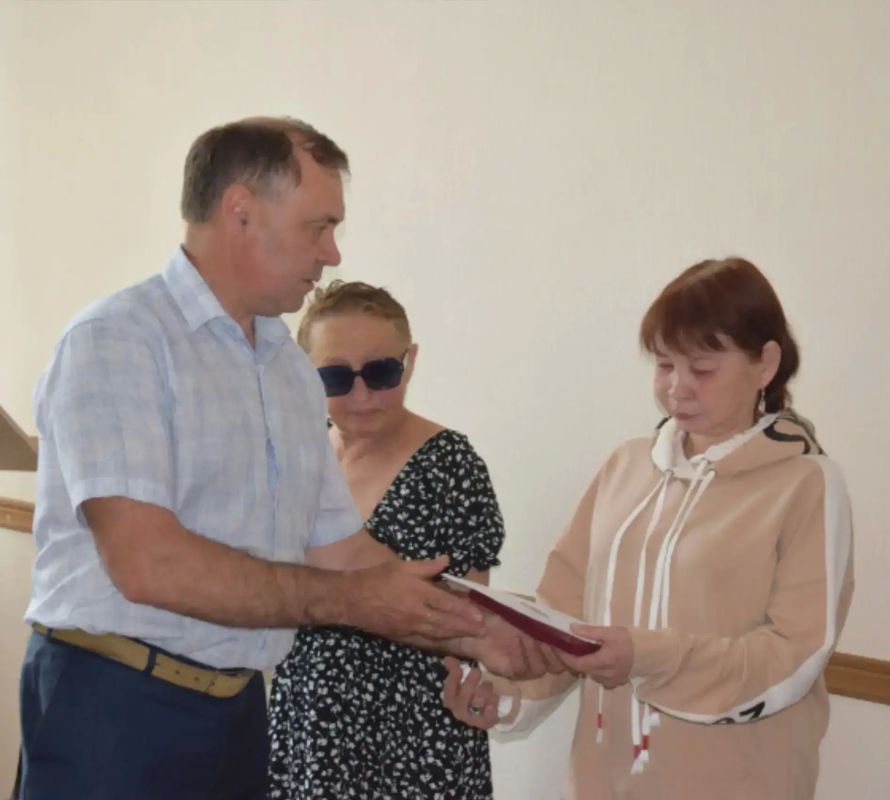 Герои посмертно. Сегодня глава Ирбейско-Саянского округа Андрей Сластёнов вручил в Агинском награды семьям участников СВО, героически погибших при выполнении воинского долга Герои посмертно. Сегодня глава Ирбейско-Саянского округа Андрей Сластёнов вручил в Агинском награды семьям участников СВО, героически погибших при выполнении воинского долга