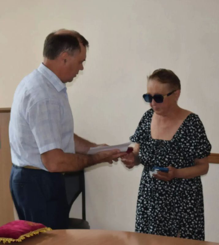 Герои посмертно. Сегодня глава Ирбейско-Саянского округа Андрей Сластёнов вручил в Агинском награды семьям участников СВО, героически погибших при выполнении воинского долга Герои посмертно. Сегодня глава Ирбейско-Саянского округа Андрей Сластёнов вручил в Агинском награды семьям участников СВО, героически погибших при выполнении воинского долга