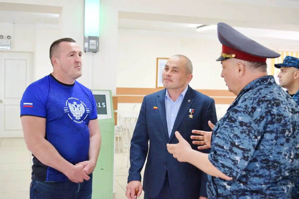 Исправительную колонию № 17 в Красноярске посетили Герой Российской Федерации Рустам Сайфуллин и чемпион мира по боксу Денис Лебедев