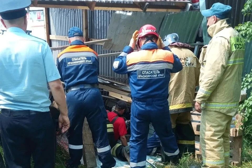 В селе Краснотуранск во время разгрузочных работ обрушился стеллаж с металлоизделиями