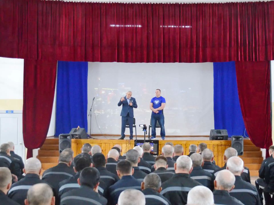 Исправительную колонию № 17 в Красноярске посетили Герой Российской Федерации Рустам Сайфуллин и чемпион мира по боксу Денис Лебедев Исправительную колонию № 17 в Красноярске посетили Герой Российской Федерации Рустам Сайфуллин и чемпион мира по боксу Денис Лебедев