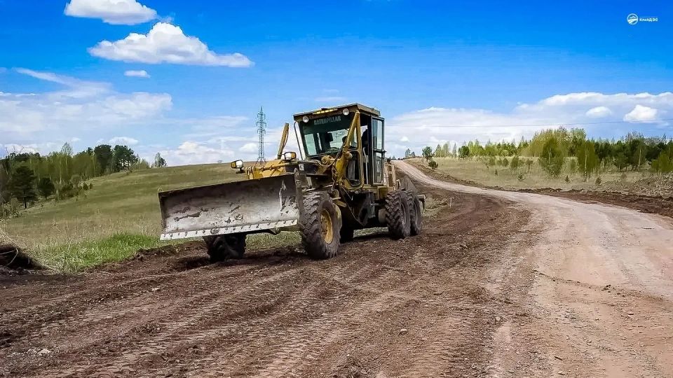 На дороге Маганск — Камас — ст. Сорокино — М-53 «Байкал» (участок км 10+260 — км 17+520) ведутся дорожные работы