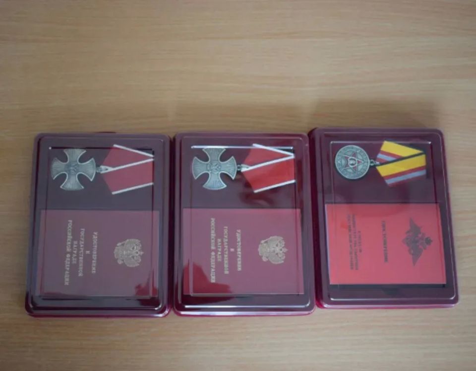 Герои посмертно. Сегодня глава Ирбейско-Саянского округа Андрей Сластёнов вручил в Агинском награды семьям участников СВО, героически погибших при выполнении воинского долга Герои посмертно. Сегодня глава Ирбейско-Саянского округа Андрей Сластёнов вручил в Агинском награды семьям участников СВО, героически погибших при выполнении воинского долга
