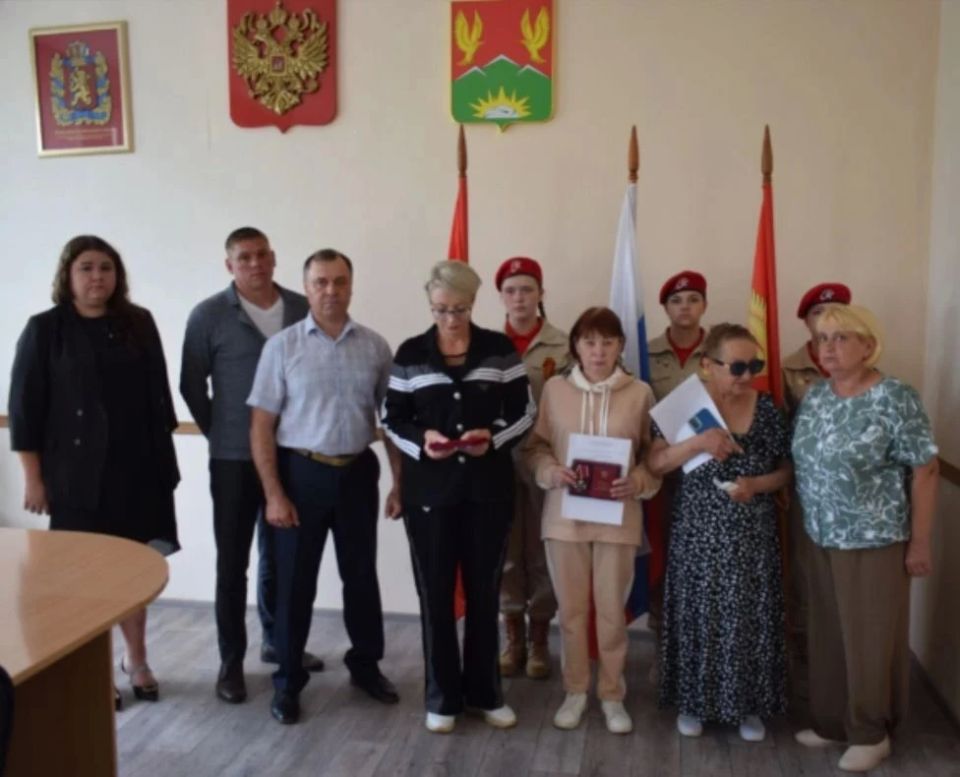 Герои посмертно. Сегодня глава Ирбейско-Саянского округа Андрей Сластёнов вручил в Агинском награды семьям участников СВО, героически погибших при выполнении воинского долга Герои посмертно. Сегодня глава Ирбейско-Саянского округа Андрей Сластёнов вручил в Агинском награды семьям участников СВО, героически погибших при выполнении воинского долга