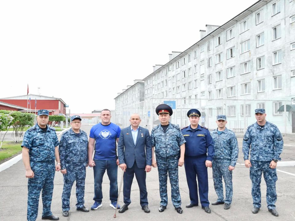 Исправительную колонию № 17 в Красноярске посетили Герой Российской Федерации Рустам Сайфуллин и чемпион мира по боксу Денис Лебедев Исправительную колонию № 17 в Красноярске посетили Герой Российской Федерации Рустам Сайфуллин и чемпион мира по боксу Денис Лебедев