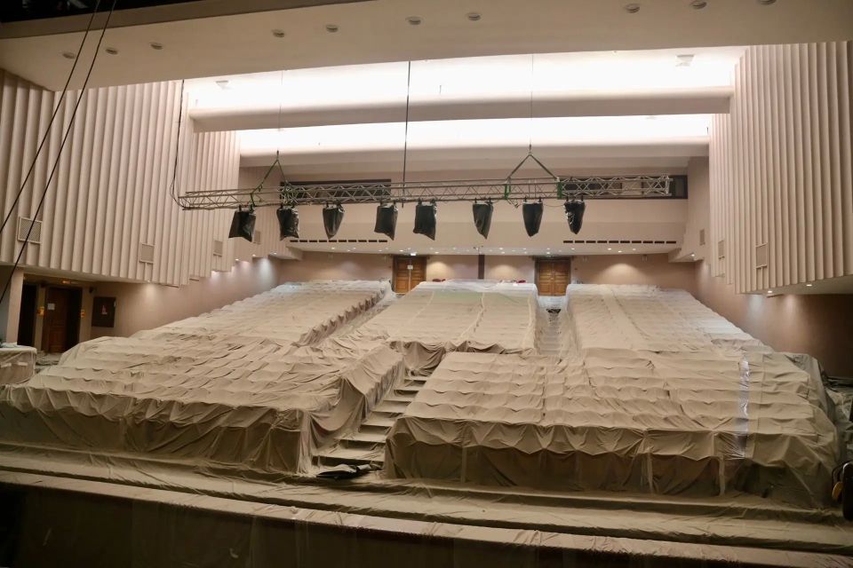Проверил, как идет капитальный ремонт сцены Музыкального театра Проверил, как идет капитальный ремонт сцены Музыкального театра