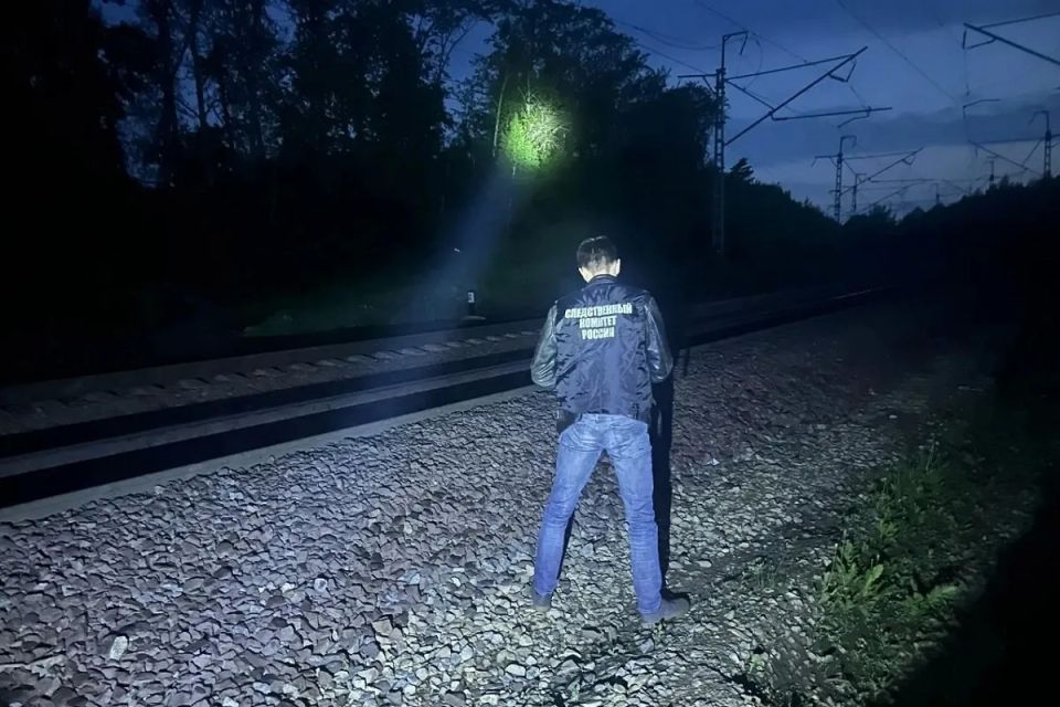 Под Красноярском женщину сбил грузовой поезд