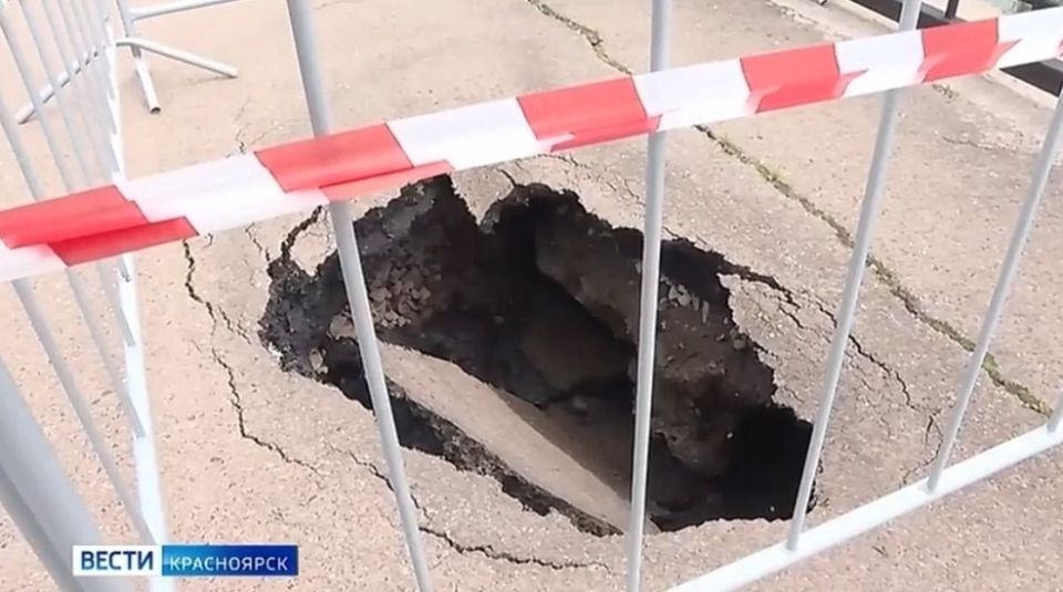 На набережной Енисея продолжают расти ямы