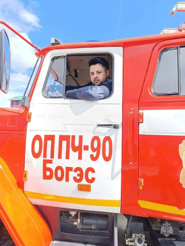 В селе Заледеево пожарный МЧС России спас тонущих детей