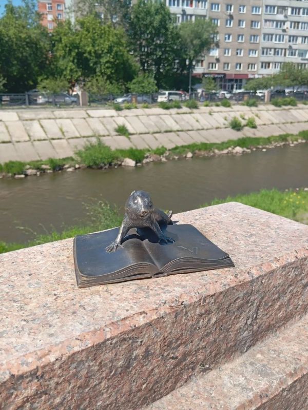 В красноярский сквер имени Г. В. Юдина вернули бронзовую фигурку суслика Афони