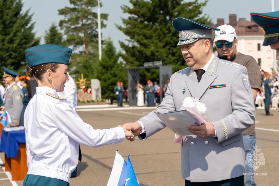 Выпускники Сибирской академии МЧС России вступают на профессиональный путь Выпускники Сибирской академии МЧС России вступают на профессиональный путь