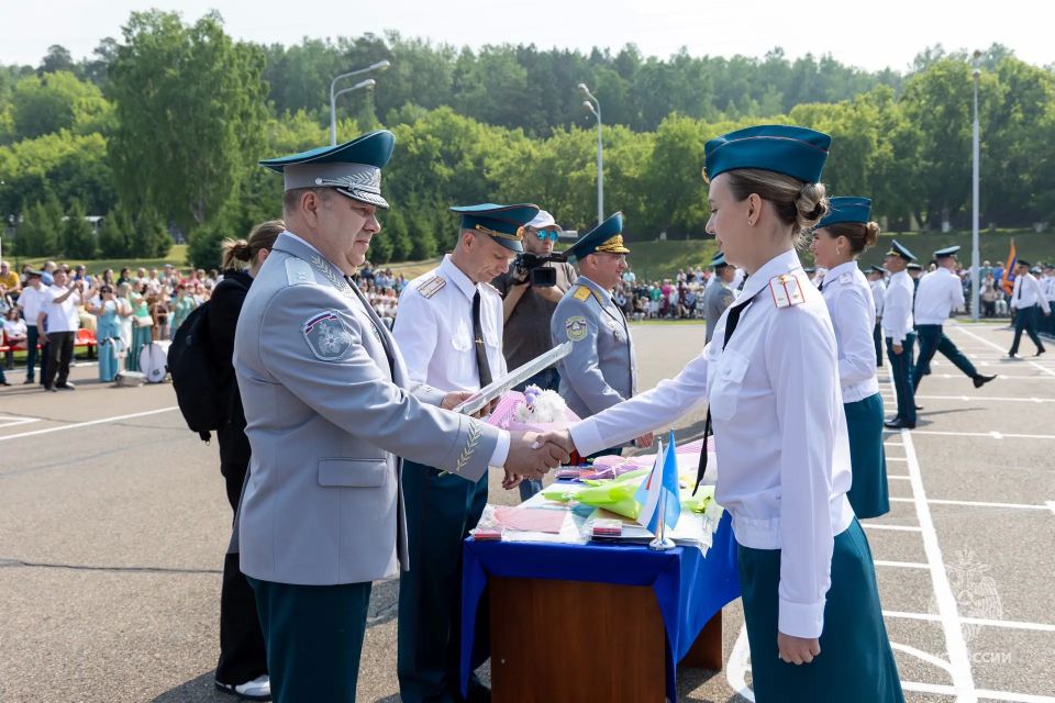 Выпускники Сибирской академии МЧС России вступают на профессиональный путь Выпускники Сибирской академии МЧС России вступают на профессиональный путь