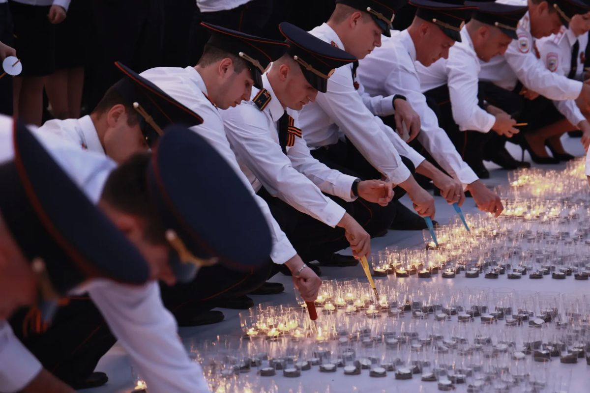Более 100 сотрудников пенитенциарного ведомства Красноярского края приняли участие во Всероссийской акции «Свеча памяти» Более 100 сотрудников пенитенциарного ведомства Красноярского края приняли участие во Всероссийской акции «Свеча памяти»