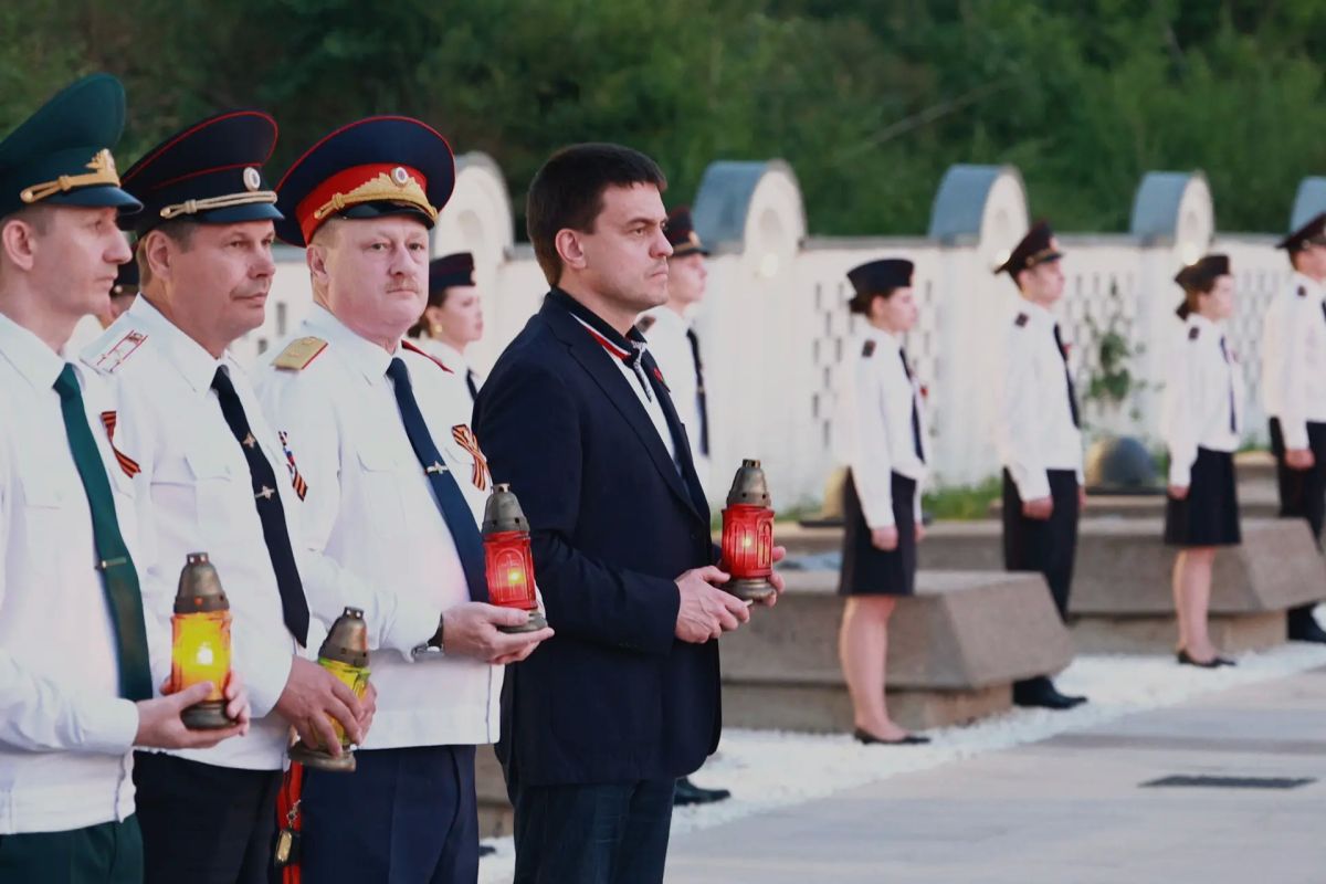 Более 100 сотрудников пенитенциарного ведомства Красноярского края приняли участие во Всероссийской акции «Свеча памяти» Более 100 сотрудников пенитенциарного ведомства Красноярского края приняли участие во Всероссийской акции «Свеча памяти»