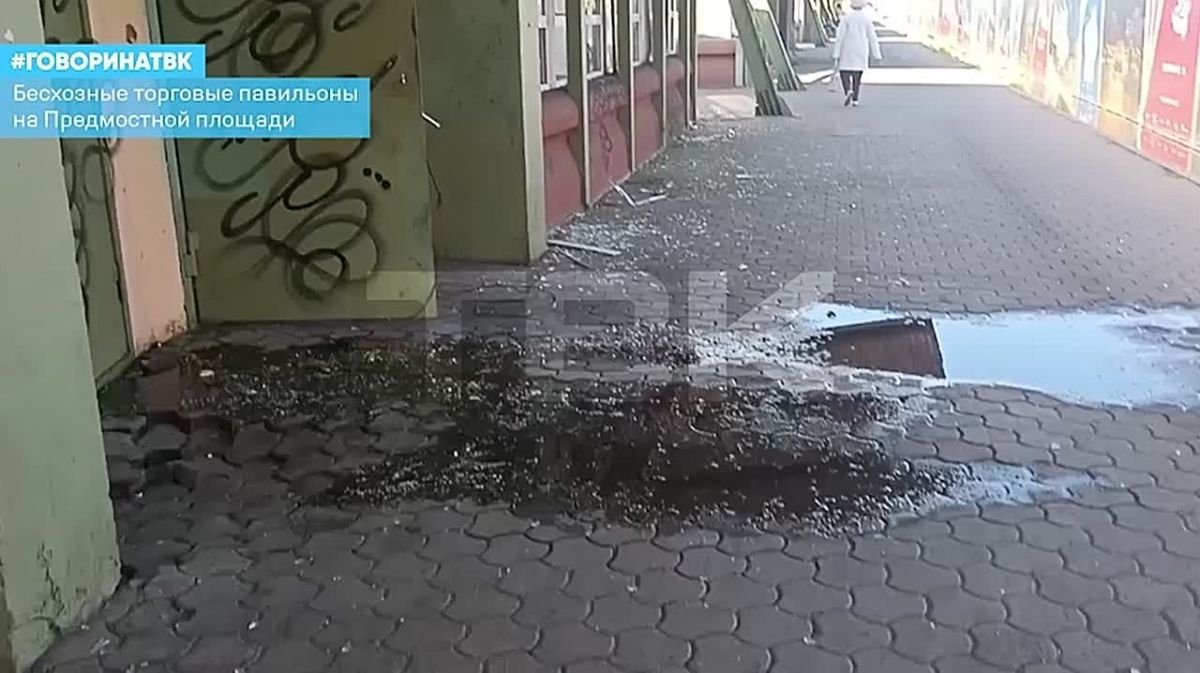 Павильоны на Предмостной площади не снесли: территория превратилась в свалку