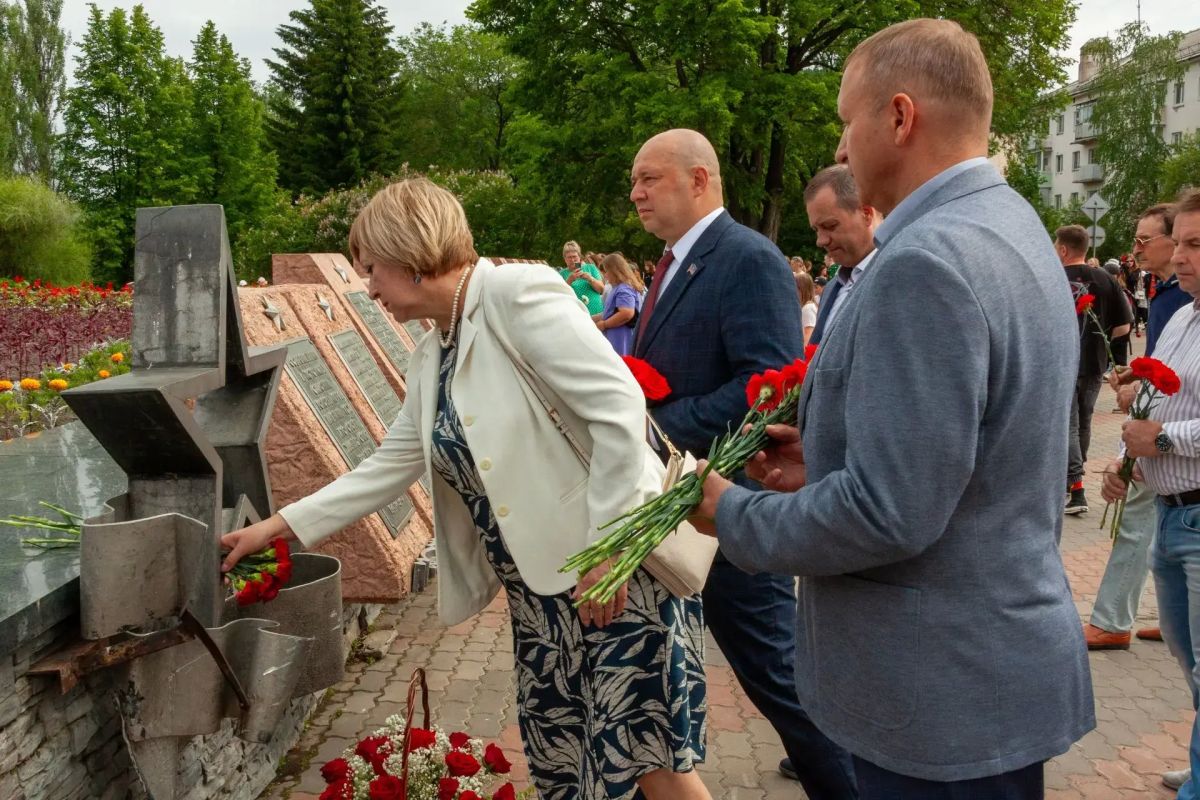 Зеленогорск помнит. Зеленогорцы возложили цветы к стеле Победы в п. Орловка и к обелиску воинам Великой Отечественной войны на набережной Зеленогорск помнит. Зеленогорцы возложили цветы к стеле Победы в п. Орловка и к обелиску воинам Великой Отечественной войны на набережной