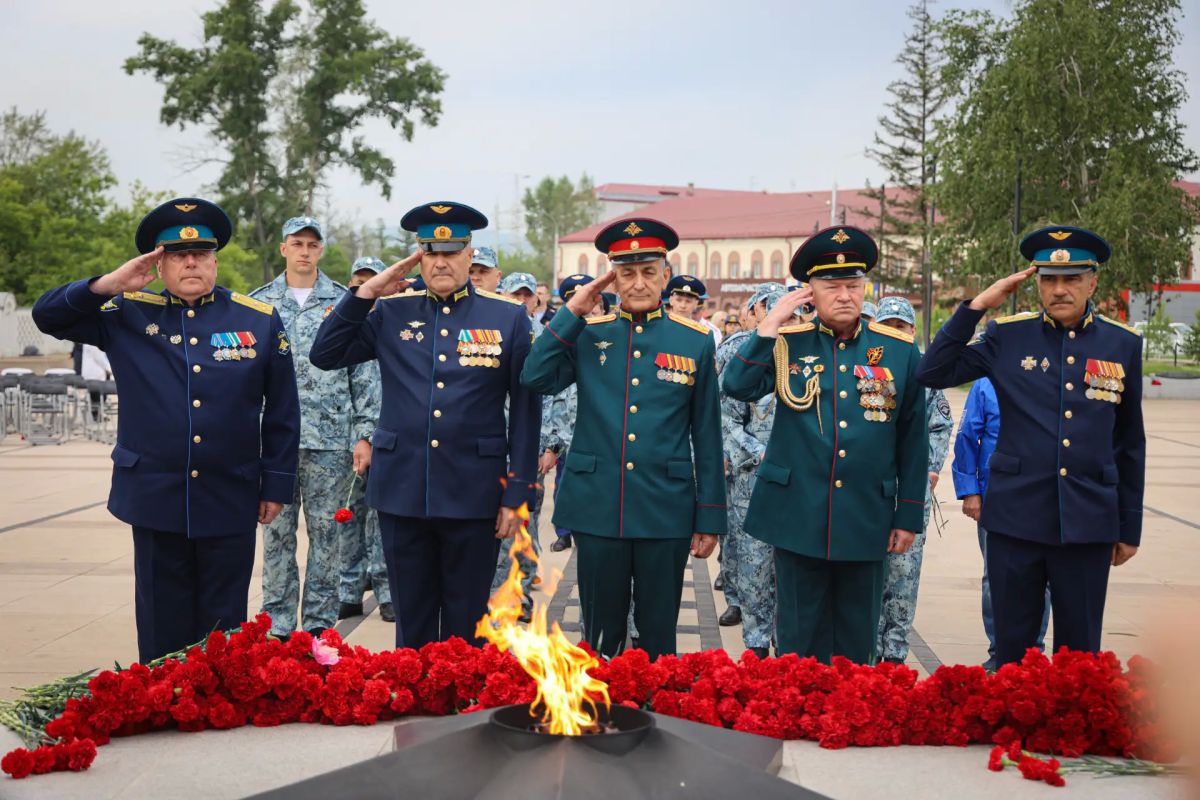 В День памяти и скорби заместитель начальника ГУФСИН полковник внутренней службы Георгий Кочергин принял участие в церемонии возложения венков и цветов к Вечному огню Мемориала Победы В День памяти и скорби заместитель начальника ГУФСИН полковник внутренней службы Георгий Кочергин принял участие в церемонии возложения венков и цветов к Вечному огню Мемориала Победы